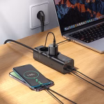 HOCO NS10 – Station de charge PD67W utilisée sur un bureau avec ordinateur et smartphone en Algérie