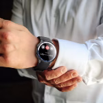 Hoco Y24 AMOLED portée au poignet – montre connectée élégante pour hommes et femmes – Algérie